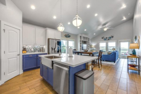 Beachy Port Aransas Home about 1 Mi to Beach Access
